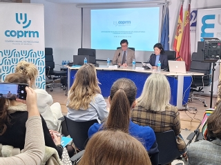 El presidente del TSJMU, Miguel Pasqual del Riquelme, y la vicedecana del Colegio Oficial de Psicología de la Región de Murcia, Pilar Martín Chaparro